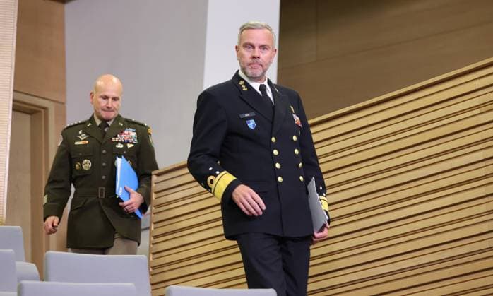 NATO Military Committee in Chiefs of Defence Session in Brussels BRUSSELS, BELGIUM - MAY 10: Chair of the NATO Military Committee Rob Bauer (front) and NATO Supreme Allied Commander Europe (SACEUR) General Christopher G. Cavoli (rear) arrive to attend a joint press conference within Military Committee in Chiefs of Defence Session at NATO Headquarters, in Brussels, Belgium on May 10, 2023. Brussels Hoofdstedelijk Gewest Belçika. Editorial use only. Please get in touch for any other usage.  Copyright: x2025xAnadoluxDursunxAydemirx