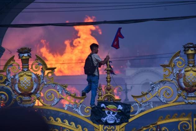 Bilder des Jahres 2025, News September 09 Protest against corruption and social media ban continued across Nepal KATHMANDU, NEPAL-SEPTEMBER 9: A man is hanging a pirate flag as smoke and flames rise from the Singha Durbar after people set fire to the Singha Durbar, the seat of Nepal government s various ministers offices in Kathmandu, Nepal on September 9, 2025. At Least 19 people were killed and dozens injured on September 8 during the demonstration against corruption and ban on social media by the government. Sunil Pradhan Anadolu Katmandu Nepal. Editorial use only. Please get in touch for any other usage.  Copyright: x2025xAnadoluxSunilxPradhanx