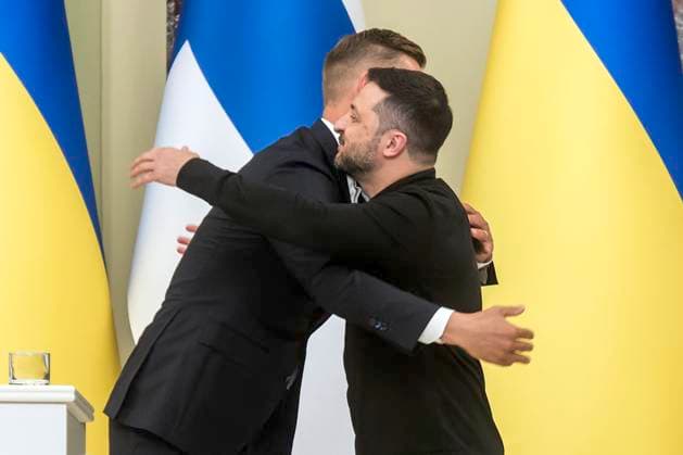 Ukrainian President Volodymyr Zelenskiy Meets With Finnish President Alexander Stubb In Kyiv Ukrainian President Volodymyr Zelenskiy embraces Finnish President Alexander Stubb after a joint press conference in Kyiv, Ukraine, on September 11, 2025. Kyiv Ukraine  Copyright: xMaxymxMarusenkox originalFilename: musiienko-notitle250911_npZYC