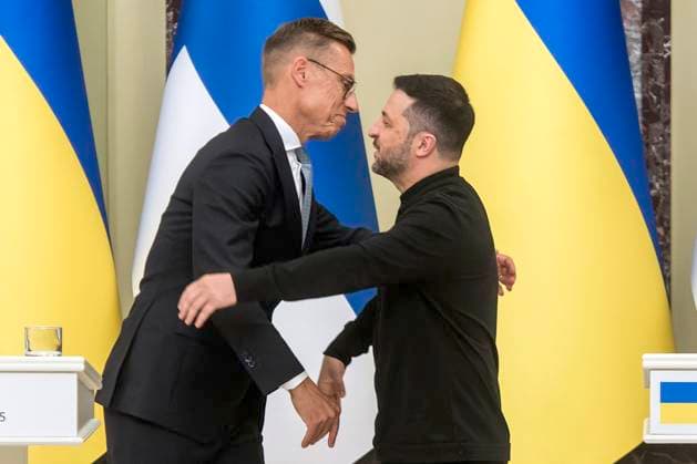 Ukrainian President Volodymyr Zelenskiy Meets With Finnish President Alexander Stubb In Kyiv Ukrainian President Volodymyr Zelenskiy embraces Finnish President Alexander Stubb after a joint press conference in Kyiv, Ukraine, on September 11, 2025. Kyiv Ukraine  Copyright: xMaxymxMarusenkox originalFilename: musiienko-notitle250911_npFx8
