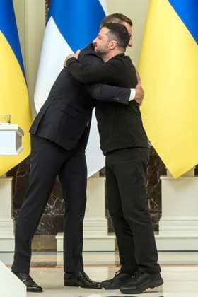 Ukrainian President Volodymyr Zelenskiy Meets With Finnish President Alexander Stubb In Kyiv Ukrainian President Volodymyr Zelenskiy embraces Finnish President Alexander Stubb after a joint press conference in Kyiv, Ukraine, on September 11, 2025. Kyiv Ukraine  Copyright: xMaxymxMarusenkox originalFilename: musiienko-notitle250911_npiXb