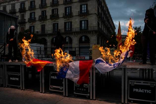 Bilder des Jahres 2025, News September 09 News Bilder des Tages Demonstrations of the ANC and CUP in Barcelona, on the occasion of the Diada Three flags of Spain, France and Israel burned during the demonstration called by the CUP, on September 11, 2025, in Barcelona, Catalonia Spain The call of the CUP put the focus on claiming a class pro-independence proposal, feminist, anti-racist, anti-fascist and environmentalist, thus differentiating itself from the central and unitary mobilizations 11 SEPTEMBER 2025 DIADA ANC MANI PROTESTA CATALUÑA 11S ESTELADA BANDERA Lorena Sopê Barcelona Barcelona Catalunya Catalunya Catalunya Espana Copyright: xLorenaxSopênax 6947397