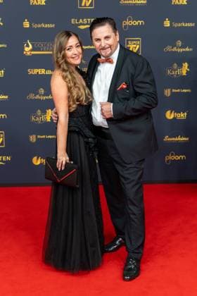 Goldene Henne 2025 award ceremony 12 09 2025 Leipzig, Messe Allee 1 Leipziger Messe In the photo Uwe Herrmann, fashion expert with companion On Friday evening, the Goldene H Copyright: xEHLxMedia BjörnxStachx 20250912_goldene-henne-teppich-2_15