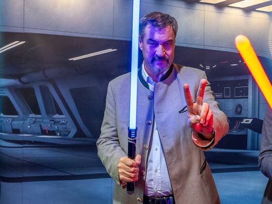 Noris Force Con 7 2025 in the, Stadthalle Fuerth, 13 09 2025 Markus Söder CSU shows how to negotiate political peace in a galaxy far, far away With lightsaber in one hand and Victory sign in the other Between rebellion and bureaucracy, dark side an 20250913-286A8782-M4000