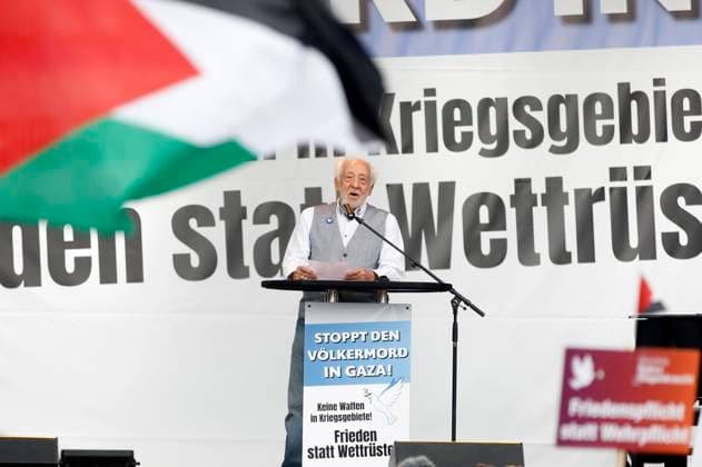 Dieter Hallervorden at the rally for peace in the Gaza Strip under the motto Stop the genocide in Gaza at the Brandenburg Gate Berlin, 13 09 2025 Foto:xAgenturxWehnertx xGränzdörferx xFuturexImagex freidensdemo_5937
