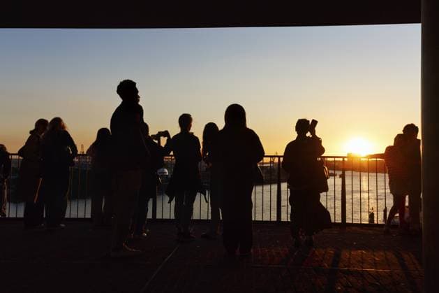 Menschenmenge genießt Ausblick von der Elbphilharmonie über die Elbe bei Sonnenuntergang, Silhouetten, Aussichtsplattform Plaza, Hamburg, Deutschland Crowd enjoying the view from the Elbphilharmonie over the Elbe at sunset, silhouettes, Plaza viewing platform, Hamburg, Germany Copyright: imageBROKER AngelaxtoxRoxel iblato15101225