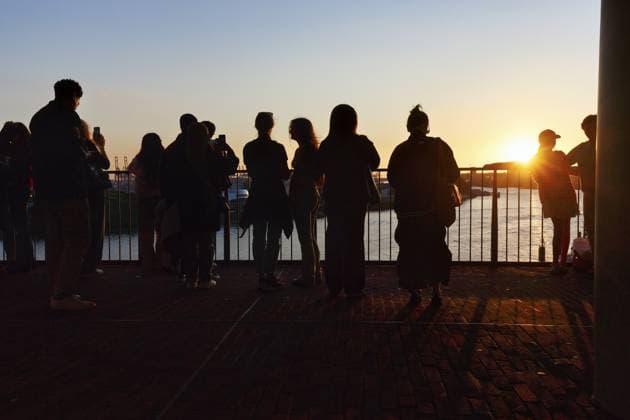 Menschenmenge genießt Ausblick von der Elbphilharmonie über die Elbe bei Sonnenuntergang, Silhouetten, Aussichtsplattform Plaza, Hamburg, Deutschland Crowd enjoying the view from the Elbphilharmonie over the Elbe at sunset, silhouettes, Plaza viewing platform, Hamburg, Germany Copyright: imageBROKER AngelaxtoxRoxel iblato15101227