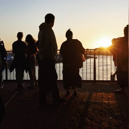 Menschenmenge genießt Ausblick von der Elbphilharmonie über die Elbe bei Sonnenuntergang, Silhouetten, Aussichtsplattform Plaza, Hamburg, Deutschland Crowd enjoying the view from the Elbphilharmonie over the Elbe at sunset, silhouettes, Plaza viewing platform, Hamburg, Germany Copyright: imageBROKER AngelaxtoxRoxel ibxato15101226