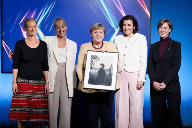 Federal Minister Dorothee Bär, Federal Chancellor a D , Angela Merkel Federal Minister Dorothee Bär, Federal Chancellor a D , Angela Merkel, Exhibition, Invisible Women Scientists Missed Pictures , Federal Ministry of Research, Technology and Space, Gesine Born Berlin Berlin GER