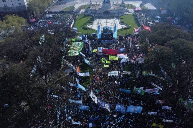 Bilder des Jahres 2025, News September 09 Demonstrators protest following Milei Government veto of university financing bill BUENOS AIRES, ARGENTINA - SEPTEMBER 17: University students, professors, and union groups march toward the National Congress to reject President Javier Milei s veto of the University Financing Law, in Buenos Aires, Argentina, on September 17, 2025. The national protest, known as the Federal University March, brought together thousands of demonstrators who gathered at various points in the city before converging on Congress. The mobilization coincided with a parliamentary session in which the Chamber of Deputies voted to overrule Milei s vetoes of both the University Financing Law and the Garrahan Pediatric Emergency Law. The demonstration underscored the grow Copyright: x2025xAnadoluxLucianoxGonzalezx