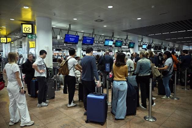 Bilder des Jahres 2025, News September 09 Cyberattack on airline systems causes delays at major European airports BRUSSELS, BELGIUM - SEPTEMBER 20: Passengers continue to wait at the Brussels Airport as European airports are experiencing disruptions due to a cyberattack on the check-in and boarding system in Brussels, Belgium on September 20, 2025. Heathrow, Brussels, and Berlin airports affected by cyberattack, forcing a switch to manual operations and resulting in cancellations, long delays. A cyberattack on a third-party system provider has caused widespread flight disruptions at several major European airports, including London’s Heathrow plus Brussels and Berlin, authorities said Saturday. Brussels Airport confirmed at least four flight cancellations on Saturday morning, inclu Copyright: x2025xAnadoluxDursunxAydemirx