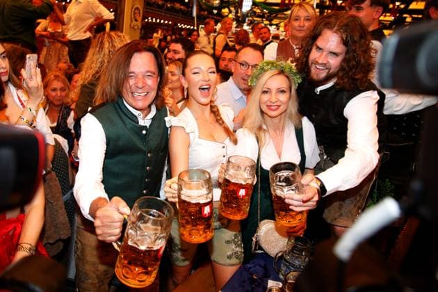 190 Munich Oktoberfest Munich, 20 9 2025 Juergen Drews, daughter Joelina Drews, Ramona Drews and Adrian Louis, boyfriend of Joelina Drews Opening of the 190 Munich Oktoberfest at the Schottenhamel on the Theresienwiese in Munich 1 day Bavaria Germany Copyright: xMatthiasxGränzdörferx