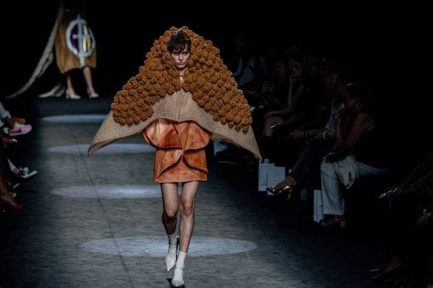 Bilder des Jahres 2025, Entertainment 09 September Angel Schlessers fashion show at MBFW Madrid A model during Angel Schlessers fashion show, at the 82nd edition of Mercedes Benz Fashion Week Madrid, at Ifema in Madrid, on September 20, 2025, in Madrid Spain This years edition is held from September 17 to 21 and commemorates the 40th anniversary of the catwalk The SS25 collection, Antonte, which means the day before yesterday in Galician, paid tribute to the designers roots, using natural linen as a common thread and divided into three stages from classic purity, through garments with plastic and architectural interventions, to sculptural pieces with hand finishes, embroidery and draping 20 SEPTEMBER 2025 FASHION SHOW MODEL MBFW FASHION WEEK MADRID Madrid Madrid Spain Copyright: xRicardoxRubiox 6970801