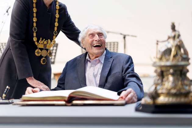 Composer Ludwig Sebus, grand master of the Cologne Carnival, at his entry in the Golden Book of the City of Cologne Ludwig turned 100 on September 5, 2025 Image slightly retouched Cologne, 21 09 2025 NRW Germany Copyright: xChristophxHardtx