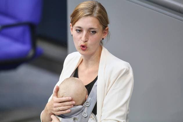 Berlin, Germany, 23 09 2025 German Bundestag 26 Bundestag session Budget week Hanna Steinmüller, Green Party, is the first member of parliament to give a speech in the House with a baby in a carrier bag Copyright: xdtsxNachrichtenagenturx dts_84068