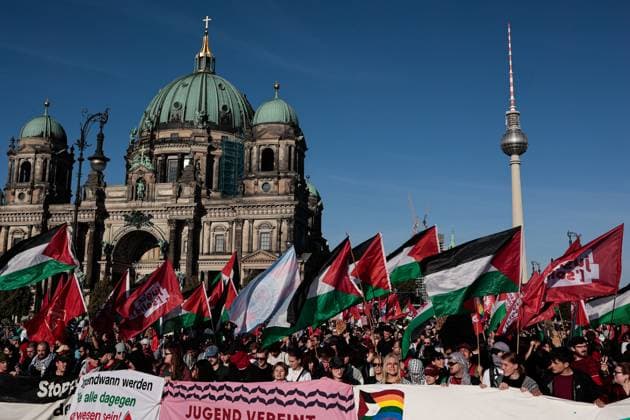 Bilder des Jahres 2025, News September 09 September 27, 2025, Berlin, Germany: Protesters hold banners and Palestinian Flags during the demonstration. Around 60,000 100,000 people marched in Berlin under the slogans All Eyes on Gaza and Stop the Genocide, demanding a ceasefire, peace talks, and an end to German arms exports to Israel. Protesters carried Palestinian flags and banners, while police deployed 1,800 officers to maintain order. Organizers accused the German government of supporting Israel™s actions in Gaza, which they described as genocide. Smaller counter-demonstrations also took place, including pro-Israel rallies. Berlin Germany - ZUMAs197 20250927_aaa_s197_567 Copyright: xVasilyxKrestyaninovx