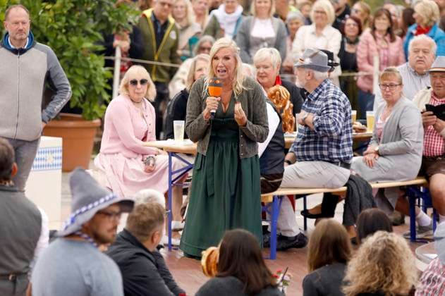 Andrea Kiewel on the TV show ZDF Fernsehgarten Oktoberfest˜ on the Lerchenberg in Mainz Mainz, 28 09 2025 Foto:xAgenturxWehnertx xGränzdörferx xFuturexImagex fernsehgarten2809_5881
