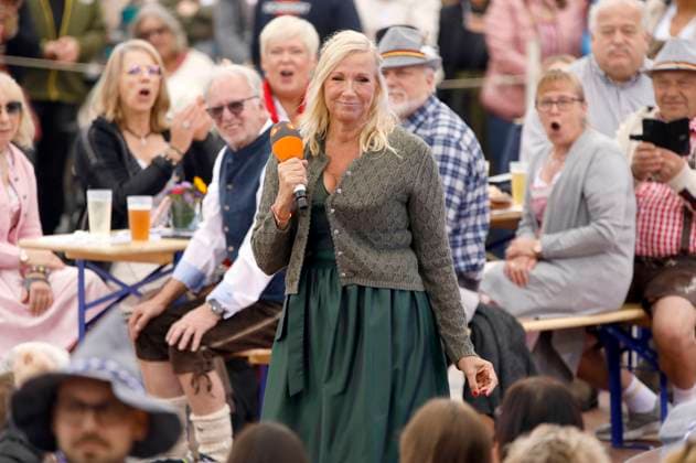 Andrea Kiewel on the TV show ZDF Fernsehgarten Oktoberfest˜ on the Lerchenberg in Mainz Mainz, 28 09 2025 Foto:xAgenturxWehnertx xGränzdörferx xFuturexImagex fernsehgarten2809_5883
