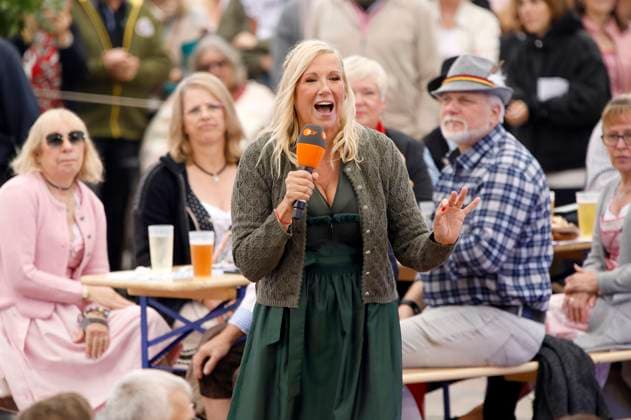 Andrea Kiewel on the TV show ZDF Fernsehgarten Oktoberfest˜ on the Lerchenberg in Mainz Mainz, 28 09 2025 Foto:xAgenturxWehnertx xGränzdörferx xFuturexImagex fernsehgarten2809_5884