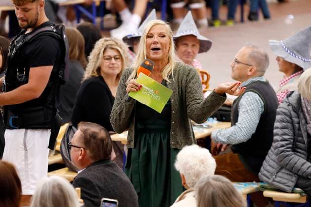 Andrea Kiewel on the TV show ZDF Fernsehgarten Oktoberfest˜ on the Lerchenberg in Mainz Mainz, 28 09 2025 Foto:xAgenturxWehnertx xGränzdörferx xFuturexImagex fernsehgarten2809_5887