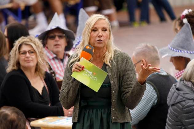 Andrea Kiewel on the TV show ZDF Fernsehgarten Oktoberfest˜ on the Lerchenberg in Mainz Mainz, 28 09 2025 Foto:xAgenturxWehnertx xGränzdörferx xFuturexImagex fernsehgarten2809_5888