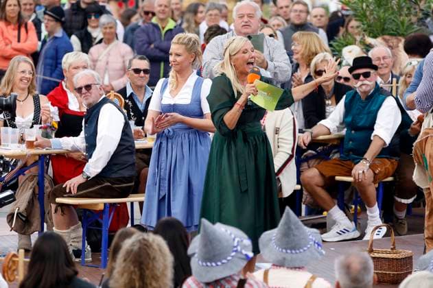 Andrea Kiewel on the TV show ZDF Fernsehgarten Oktoberfest˜ on the Lerchenberg in Mainz Mainz, 28 09 2025 Foto:xAgenturxWehnertx xGränzdörferx xFuturexImagex fernsehgarten2809_5946