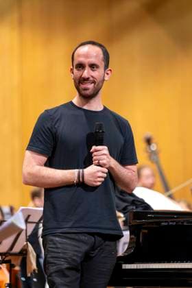 26 09 2025, International Classical Music Festival Festival of Nations 2025, in the Kurhaus Bad Wörishofen Unterallgäu , Klassik for Kids school concert for schoolchildren in the Kursaal with the vbw Festival Orchestra and Christoph Adt conductor , star guest pianist Igor Levit Germany , here addressing the kids 26 09 202