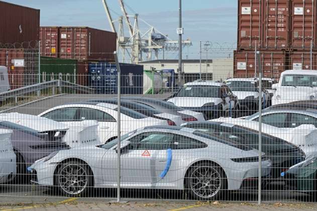 DEUTSCHLAND, Hamburg, Hafen, Autoterminal HHLA Oswaldkai für Autoimport und Autoexport, Porsche Sportwagen für Export Hamburg Germany