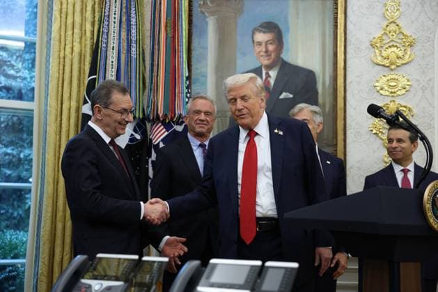 President Donald Trump shakes hands with Pfizer CEO Albert Bourla during an announcement in the Oval Office at the White House in Washington, DC on Tuesday, September 30, 2025. Trump announced an agreement with the pharmaceutical company to voluntarily sell its medications through Medicaid at lower prices. WASP20250930102 FrancisxChung