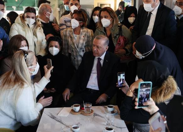 Turkish President Erdogan chats with citizens in Istanbul s Uskudar ISTANBUL, TURKEY - OCTOBER 21: Turkish President, Recep Tayyip Erdogan chats with citizens during his visit to a cafe on the Zubeyde Hanim Street in Uskudar district of Turkey s Istanbul province on October 21, 2021. Istanbul Turkey. Editorial use only. Please get in touch for any other usage.  Copyright: x2025xAnadoluxMuratxKulax