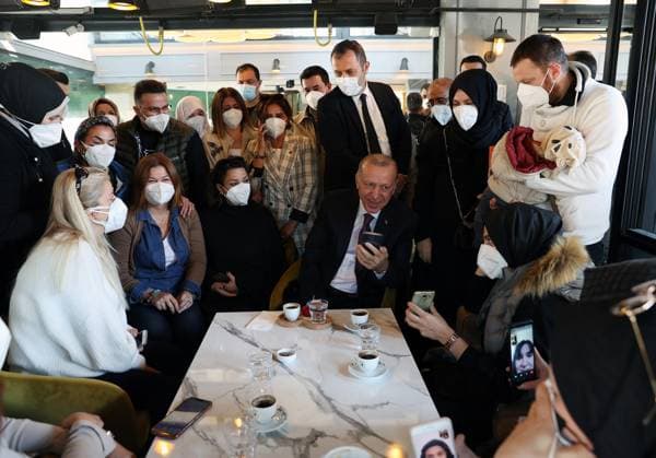 Turkish President Erdogan chats with citizens in Istanbul s Uskudar ISTANBUL, TURKEY - OCTOBER 21: Turkish President, Recep Tayyip Erdogan chats with citizens during his visit to a cafe on the Zubeyde Hanim Street in Uskudar district of Turkey s Istanbul province on October 21, 2021. Istanbul Turkey. Editorial use only. Please get in touch for any other usage.  Copyright: x2025xAnadoluxMuratxKulax