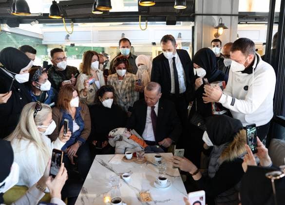Turkish President Erdogan chats with citizens in Istanbul s Uskudar ISTANBUL, TURKEY - OCTOBER 21: Turkish President, Recep Tayyip Erdogan chats with citizens during his visit to a cafe on the Zubeyde Hanim Street in Uskudar district of Turkey s Istanbul province on October 21, 2021. Istanbul Turkey. Editorial use only. Please get in touch for any other usage.  Copyright: x2025xAnadoluxMuratxKulax