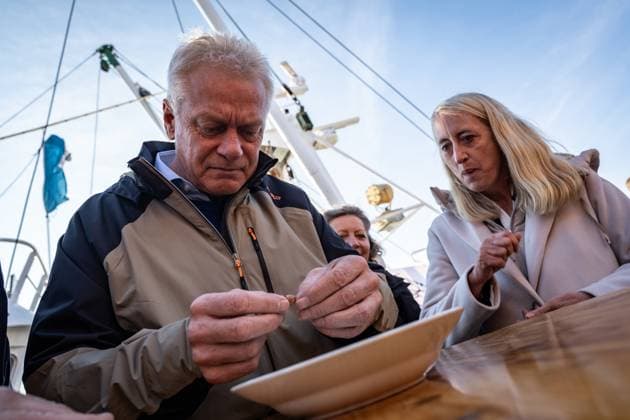 Alois Rainer picking crabs in the harbor of Büsum Alois Rainer, Federal Minister of Food, Agriculture and Home Affairs, visiting the crab fishermen in Büsum, Büsum Schleswig Holstein Germany At the fishing port