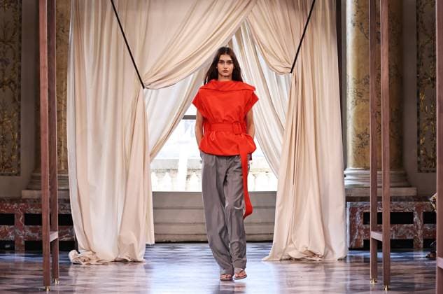 (251002) -- PARIS, Oct. 2, 2025 -- A model presents a creation from the ready-to-wear Spring Summer 2026 collections by ICICLE during the Paris Fashion Week in Paris, France, on Oct. 1, 2025. ) FRANCE-PARIS-FASHION WEEK-ICICLE GaoxJing