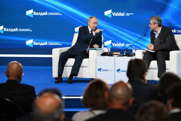 Russia Putin Valdai Discussion Club 9018349 02.10.2025 Russian President Vladimir Putin and Chairman of the Presidium of the Council on Foreign and Defense Policy and Research Director of the Foundation for Development and Support of the Valdai Discussion Club Fyodor Lukyanov attend a plenary session The Polycentric World: Instructions for Use of the Valdai International Discussion Club in Sochi, Krasnodar region, Russia. Grigory Sysoev Sputnik Sochi Krasnodar region Russia  Copyright: xGrigoryxSysoevx