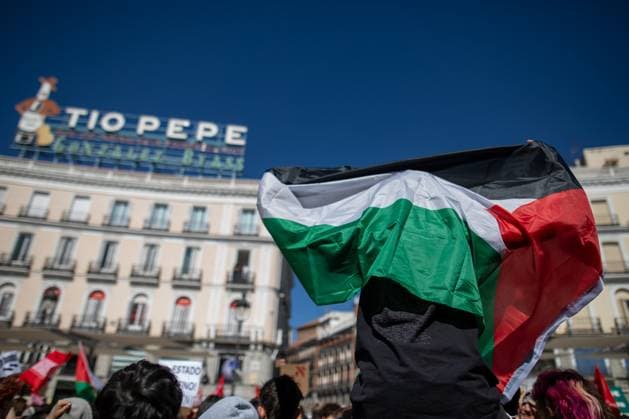 October 2, 2025, Madrid, Spain: A protester raises a Palestinian flag during the demonstration. Student Union rallied under the slogan, Stop everything to stop the genocide. The students called a strike and took to the streets to protest and support the Sumud Global Flotilla. Madrid Spain - ZUMAs197 20251002_aaa_s197_131 Copyright: xDavidxCanalesx
