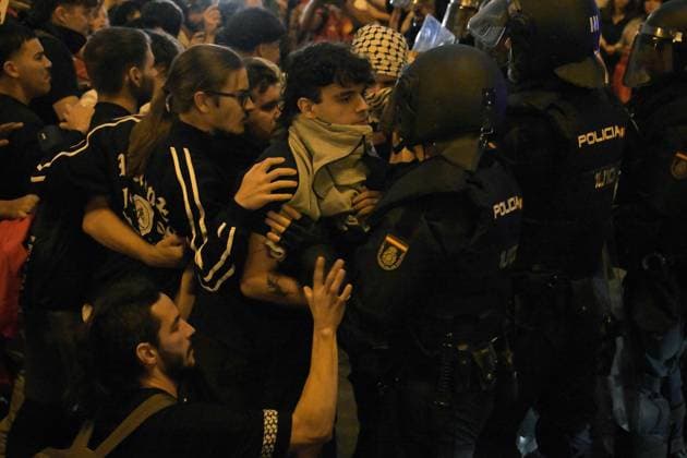 October 2, 2025, Madrid, Madrid, Spain: Thousands of people take to the streets in support of the Global Sumud flotilla and against Netanyahu. Madrid Spain - ZUMAd308 20251002_zsp_d308_002 Copyright: xJuanxCarlosxLucasx