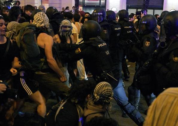 October 2, 2025, Madrid, Madrid, Spain: Thousands of people take to the streets in support of the Global Sumud flotilla and against Netanyahu Madrid Spain - ZUMAd308 20251002_zsp_d308_003 Copyright: xJuanxCarlosxLucasx