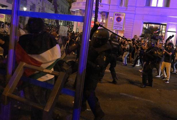 October 2, 2025, Madrid, Madrid, Spain: Thousands of people take to the streets in support of the Global Sumud flotilla and against Netanyahu Madrid Spain - ZUMAd308 20251002_zsp_d308_006 Copyright: xJuanxCarlosxLucasx