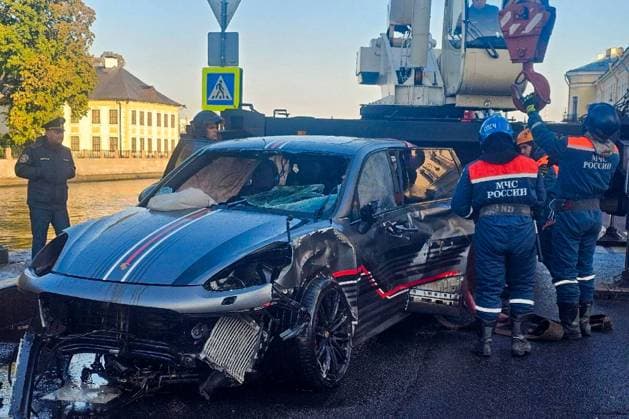 RUSSIA, ST PETERSBURG - OCTOBER 3, 2025: Emergency service workers pull a car form the water after it plunged into the Fontanka River. One of the two people who were in the car during the accident was killed St Petersburg Russia - ZUMAt113 20251003_zaa_t113_036 Copyright: xRussianxEmergenciesxMinistryx