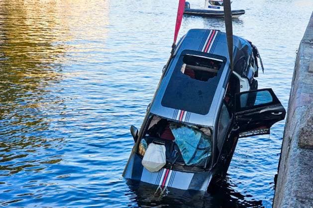 RUSSIA, ST PETERSBURG - OCTOBER 3, 2025: Emergency service workers pull a car form the water after it plunged into the Fontanka River. One of the two people who were in the car during the accident was killed St Petersburg Russia - ZUMAt113 20251003_zaa_t113_037 Copyright: xRussianxEmergenciesxMinistryx