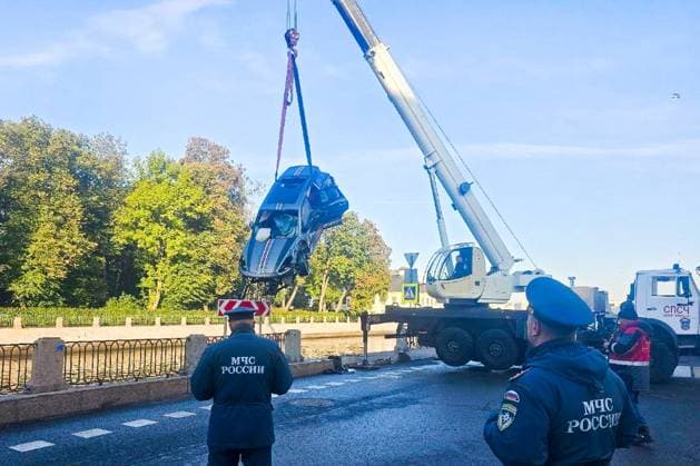 RUSSIA, ST PETERSBURG - OCTOBER 3, 2025: Emergency service workers pull a car form the water after it plunged into the Fontanka River. One of the two people who were in the car during the accident was killed St Petersburg Russia - ZUMAt113 20251003_zaa_t113_039 Copyright: xRussianxEmergenciesxMinistryx