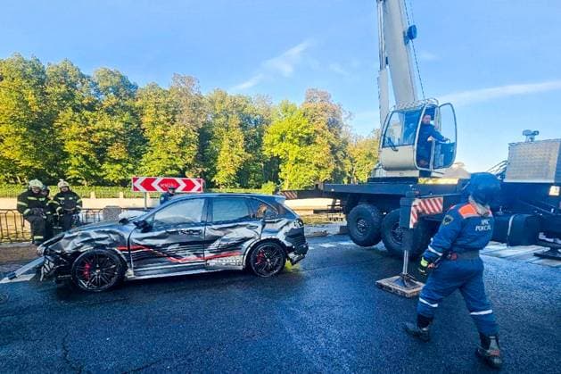 RUSSIA, ST PETERSBURG - OCTOBER 3, 2025: Emergency service workers pull a car form the water after it plunged into the Fontanka River. One of the two people who were in the car during the accident was killed St Petersburg Russia - ZUMAt113 20251003_zaa_t113_040 Copyright: xRussianxEmergenciesxMinistryx