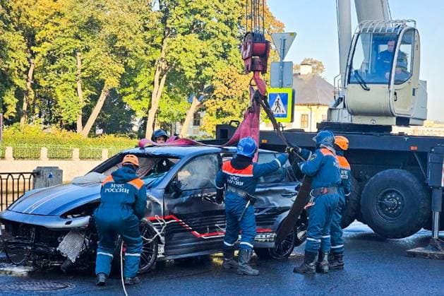 RUSSIA, ST PETERSBURG - OCTOBER 3, 2025: Emergency service workers pull a car form the water after it plunged into the Fontanka River. One of the two people who were in the car during the accident was killed St Petersburg Russia - ZUMAt113 20251003_zaa_t113_041 Copyright: xRussianxEmergenciesxMinistryx