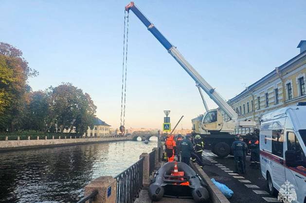 RUSSIA, ST PETERSBURG - OCTOBER 3, 2025: Emergency service workers pull a car form the water after it plunged into the Fontanka River. One of the two people who were in the car during the accident was killed St Petersburg Russia - ZUMAt113 20251003_zaa_t113_043 Copyright: xRussianxEmergenciesxMinistryx