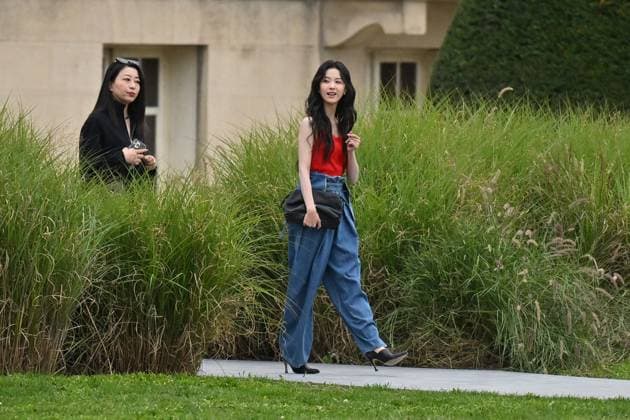 PFW Loewe Outside Arrivals Chen Duling arriving at Loewe show during Paris Fashion Week in Paris, France on October 3, 2025. Photo by Julien Reynaud APS-Medias ABACAPRESS.COM Paris France Copyright: xReynaudxJulien APS-Medias ABACAx