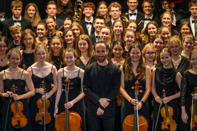 27 09 2025, International Classical Music Festival Festival of Nations 2025, at the Kurhaus Bad Wörishofen Unterallgäu , Igor Levit, piano With the vbw Festival Orchestra under conductor Christoph Adt Group photo in the Kurtheater center Igor Levit 27 09 2025, Classical Music Festival Bad Wörishofen 27 09 2025, Classical Music Festival Bad Wörishofen