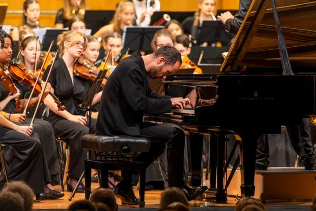 27 09 2025, International Classical Music Festival Festival of Nations 2025, at the Kurhaus Bad Wörishofen Unterallgäu , Igor Levit, piano With the vbw Festival Orchestra under conductor Christoph Adt 27 09 2025, Classical Music Festival Bad Wörishofen 27 09 2025, Classical Music Festival Bad Wörishofen