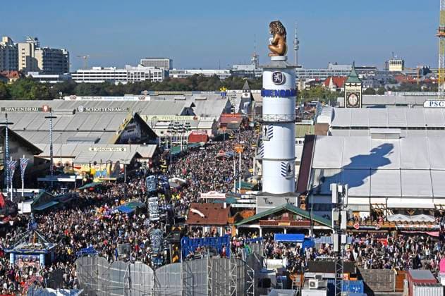Oktoberfest visitors at the 190 Oktoberfest 2025 on the Theresienwiese Munich, 03 10 2025 Foto:xB.xSaarx xFuturexImagex oktoberfest_5033