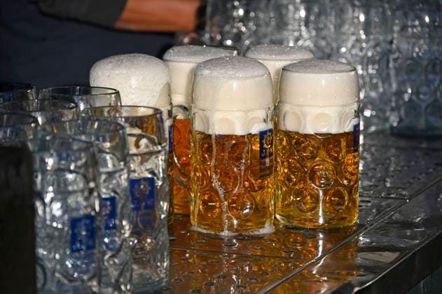 Serving beer in the Augustiner Festhalle at the 190 Oktoberfest 2025 on the Theresienwiese Munich, 03 10 2025 Foto:xB.xSaarx xFuturexImagex oktoberfest_5077